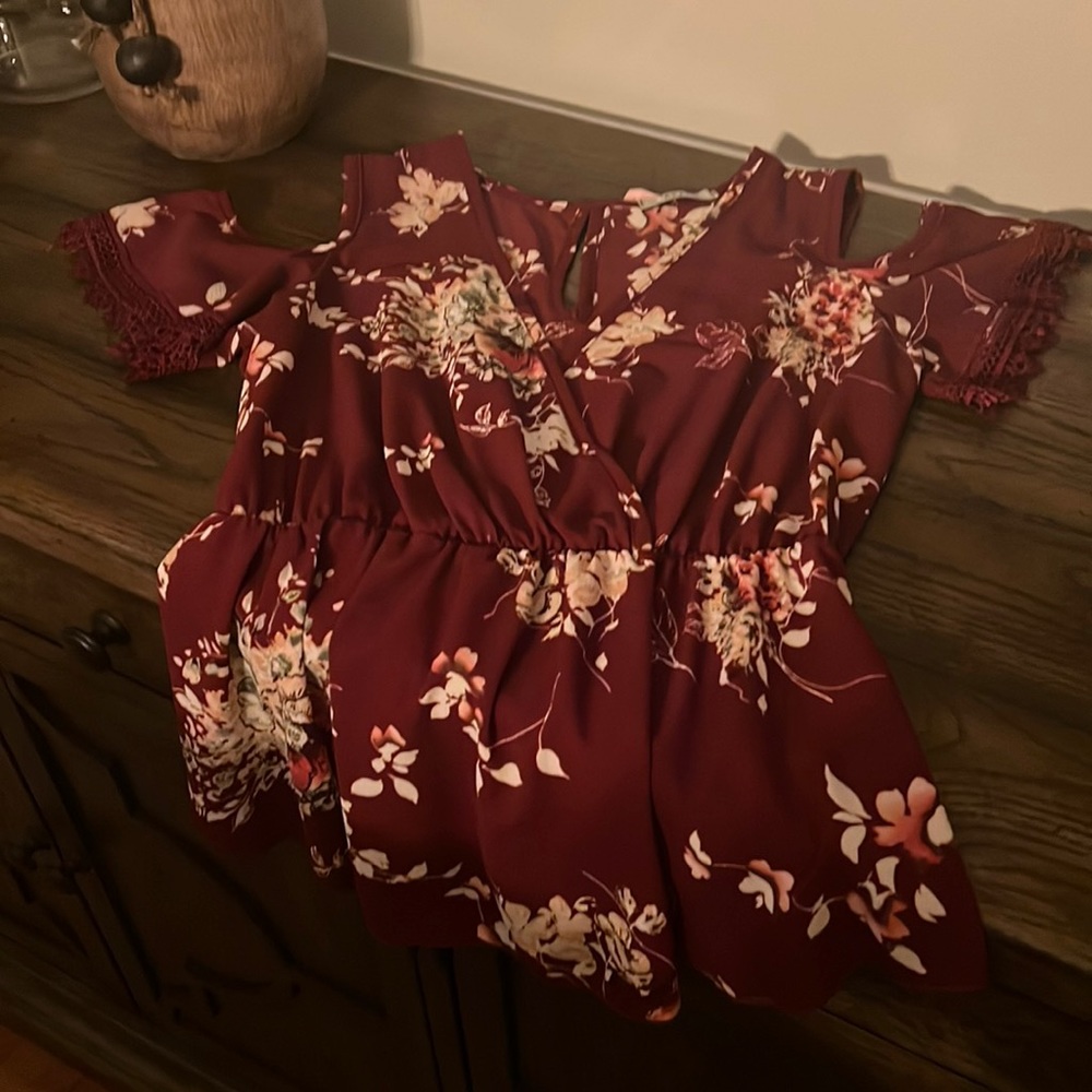 Papaya Polyester/Spandex Burgundy floral top with cutout sleeves EUC Size M
